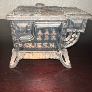 Queen Antique-Style Black and Brown Dollhouse Cast Iron Stove